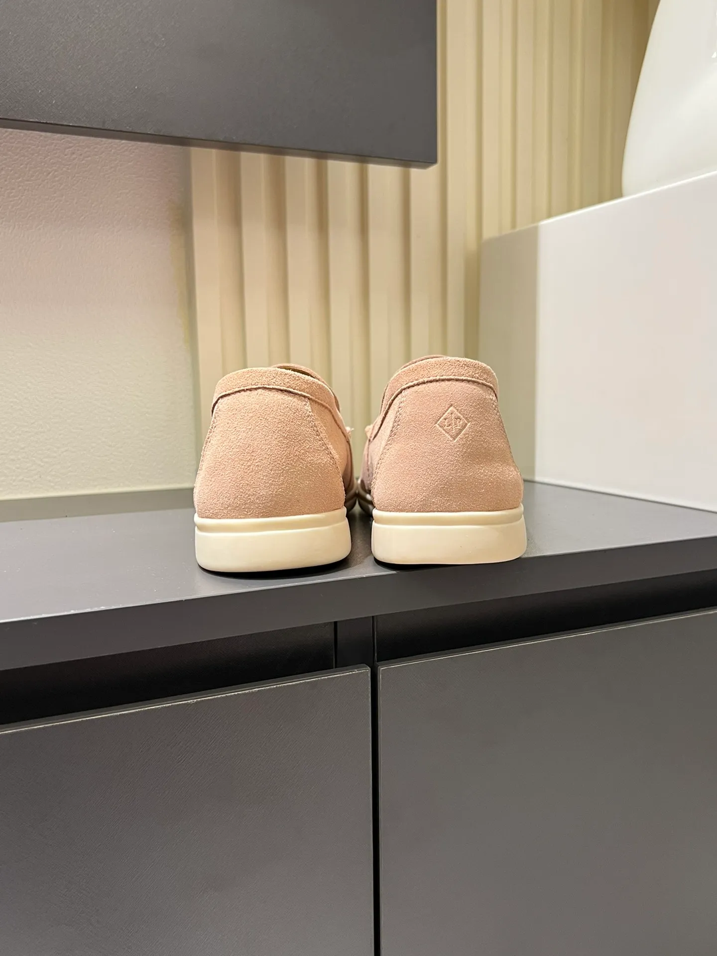 Men's shoes 💰p360 "Loro men's shoes 💰pian'*" Classic L men's shoes for couples 💰p Top version British flat loafers, a must-have item in old money style, the minimalist design is eye-catching and durable, a plus point for dressing The soft foot feel and texture are outstanding. They don’t scratch your feet and are very nice. They are matched with soft and waxy soles. They can be worn daily for a long time without getting tired. They are easy to wear, versatile and classic items, with perfect foot feel and texture! Imported cashmere fabric, the lining is made of imported A-grade water-dyed cow lining, the top version of the genuine leather midsole is sewn with pure handmade mark thread! Size: Female 35-40 (34. Customized) Male 38-44 (45.46. Customized)